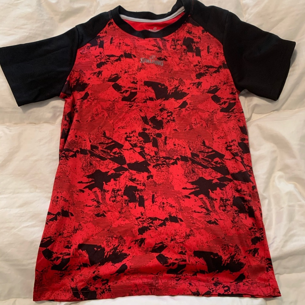 It’s Spalding T-shirt size M